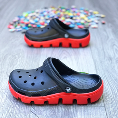 Giày crocs màu đen đế đỏ quai đen