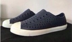 Giày nhựa xanh đen viền trắng