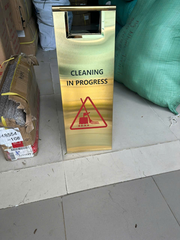 Bảng cảnh báo chữ A kim loại