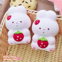 Squishy Chú Thỏ Trắng Dễ Thương Ôm Quả Dâu Slow Siêu Mềm HT