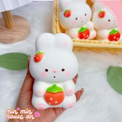 Squishy Chú Thỏ Trắng Dễ Thương Ôm Quả Dâu Slow Siêu Mềm HT