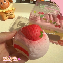 Squishy Moozy Chính Hãng Bánh Kem Dâu Ngọt Ngào Chậm Tăng Mềm Mịn