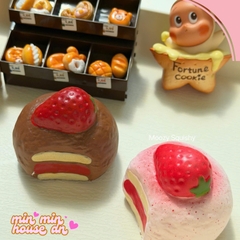 Squishy Moozy Chính Hãng Bánh Kem Dâu Ngọt Ngào Chậm Tăng Mềm Mịn