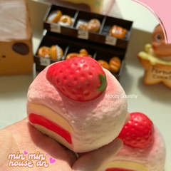 Squishy Moozy Chính Hãng Bánh Kem Dâu Ngọt Ngào Chậm Tăng Mềm Mịn