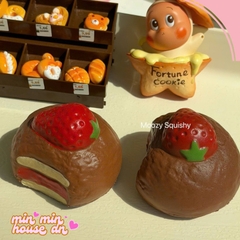 Squishy Moozy Chính Hãng Bánh Kem Dâu Ngọt Ngào Chậm Tăng Mềm Mịn