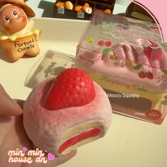 Squishy Moozy Chính Hãng Bánh Kem Dâu Ngọt Ngào Chậm Tăng Mềm Mịn