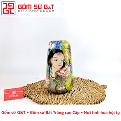 Lọ hoa dáng đu đủ cô gái bên hoa sen