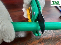 Dùng kéo chuyên dụng cắt ống PPr GS vuông góc 90°