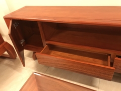 Kệ chân cong 2 loại gỗ hương đá và gỗ gõ đỏ - MSP: KCCG165