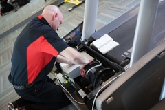 Cách vệ sinh thảm máy chạy bộ - Bôi trơn máy đơn giản