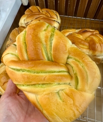 Bánh mì lá dứa, khoai môn, sầu