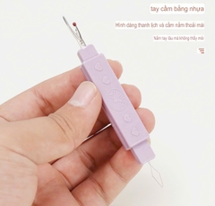 Dụng cụ xỏ kim và tháo chỉ rọc rạch khuyết 2 ĐẦU có nắp đậy tiện dụng (GIÁ 1 CÁI)