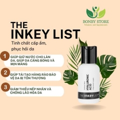 Một chai nhỏ màu đen có nhãn The Inkey List Hyaluronic Acid Serum, nằm trên nền màu trắng.