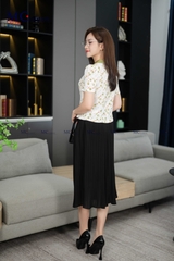 ÁO THỜI TRANG HỌA TIẾT HOA NHÍ CỔ PHỐI VÀ HOA CỔ AT205