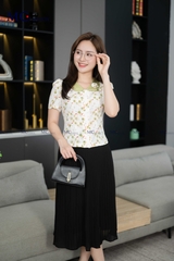 ÁO THỜI TRANG HỌA TIẾT HOA NHÍ CỔ PHỐI VÀ HOA CỔ AT205