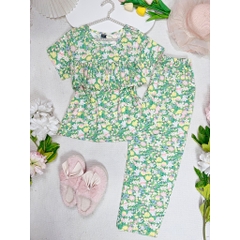 9 tấc bèo ngực