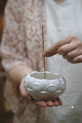 Lư hương búp sen trắng