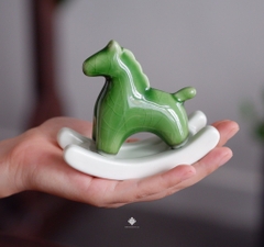 Ngựa gốm cân bằng cuộc sống màu xanh