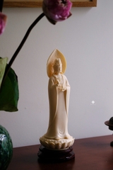 Tượng Quan Âm Bồ tát đứng sứ vàng