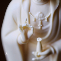 Tượng Quan Âm Bồ tát đứng sứ vàng