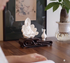 Góc an Quan Âm Bồ tát ngự sen sứ trắng mini