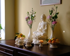 Ban thờ Đức Phật A Di Đà sứ vàng