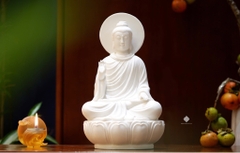 Tượng Đức Phật Thích Ca thí nguyện thủ ấn toạ đài sen gốm trắng