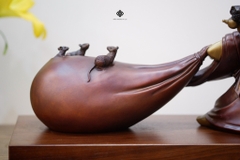 Tượng đồng Đức Phật Di Lặc kéo bao bố