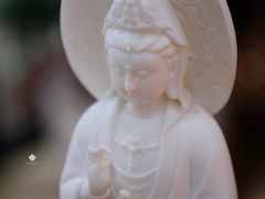 Tượng Quan Âm Bồ tát đứng sứ trắng