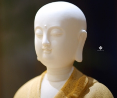 Tượng gốm Địa Tạng Bồ tát y vàng