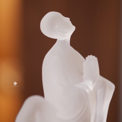 Tượng an lạc áo bay lưu ly trắng