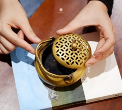 Lư đồng vàng có quai xách