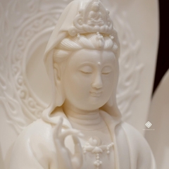 Tượng gốm Quan Âm ngự liên