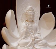 Tượng gốm Quan Âm ngự liên