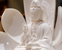 Tượng gốm Quan Âm ngự liên
