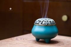 Lư gốm chân cao màu xanh