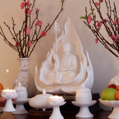 Tượng Địa Tạng Bồ tát ung dung trên lửa
