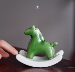 Ngựa gốm cân bằng cuộc sống màu xanh