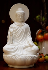 Tượng Đức Phật Thích Ca thí nguyện thủ ấn toạ đài sen gốm trắng