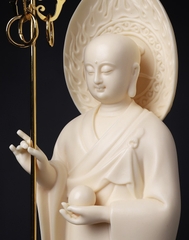 Tượng Địa Tạng Bồ tát đứng sứ vàng