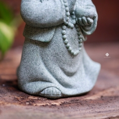 Tượng tiểu hoà thượng hành thiền đá sa thạch 12.7cm