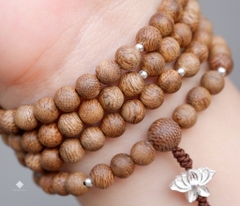 Chuỗi 108 hạt trầm rừng 6mm phối hoa sen bạc