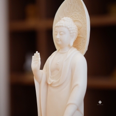Tượng Đức Phật Thích Ca đứng sứ vàng