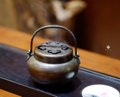 Lư đồng cát tường có quai màu nâu