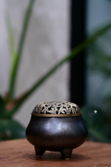 Lư gốm chân cao màu than