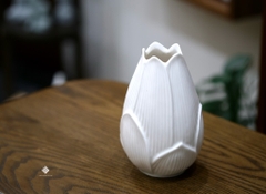 Bình hoa sen gốm trắng