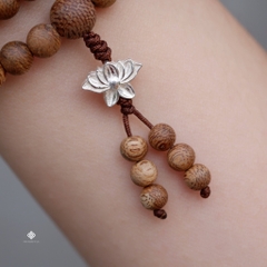 Chuỗi 108 hạt trầm rừng 6mm phối hoa sen bạc