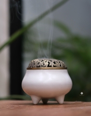 Lư gốm chân cao màu kem