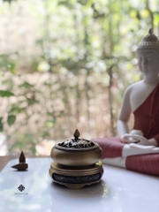 Đế đồng hoa sen vàng