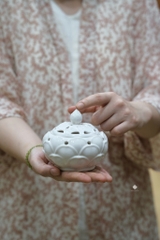 Lư búp sen gốm trắng